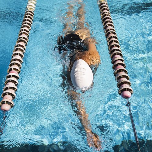 nina-disfrutando-natacion-piscina